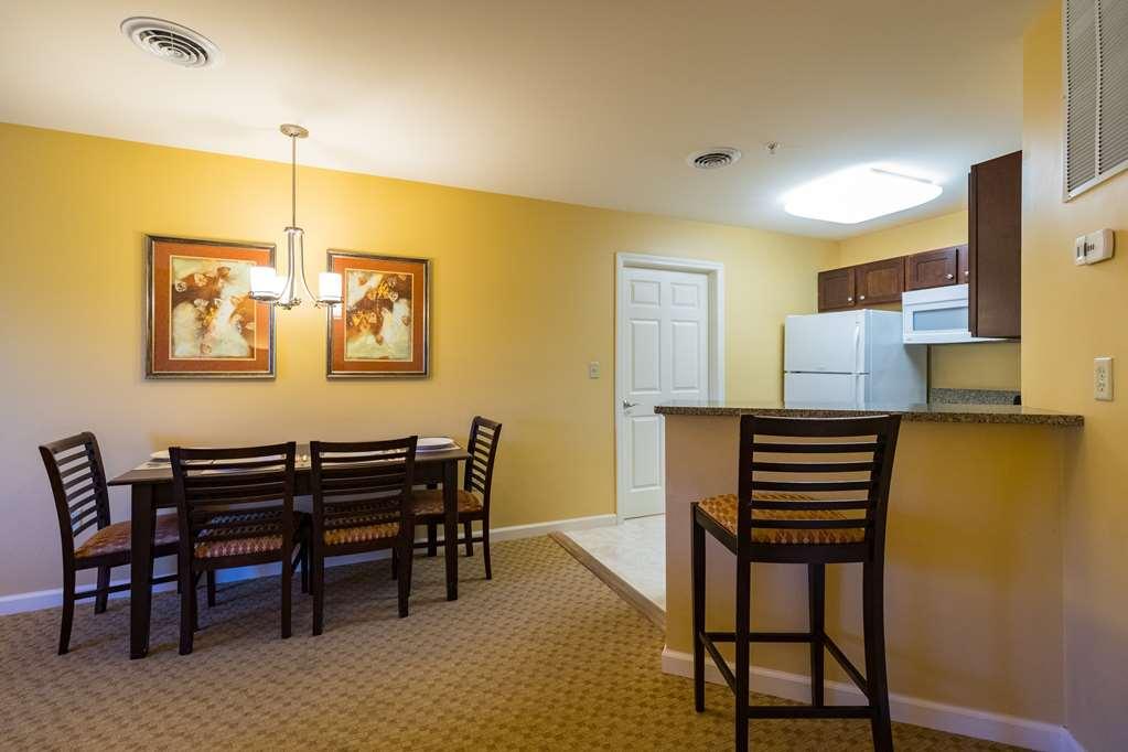 Vacation Village In The Berkshires Hancock Ruang foto A typical kitchen and dining area in a typical two-bedroom villa