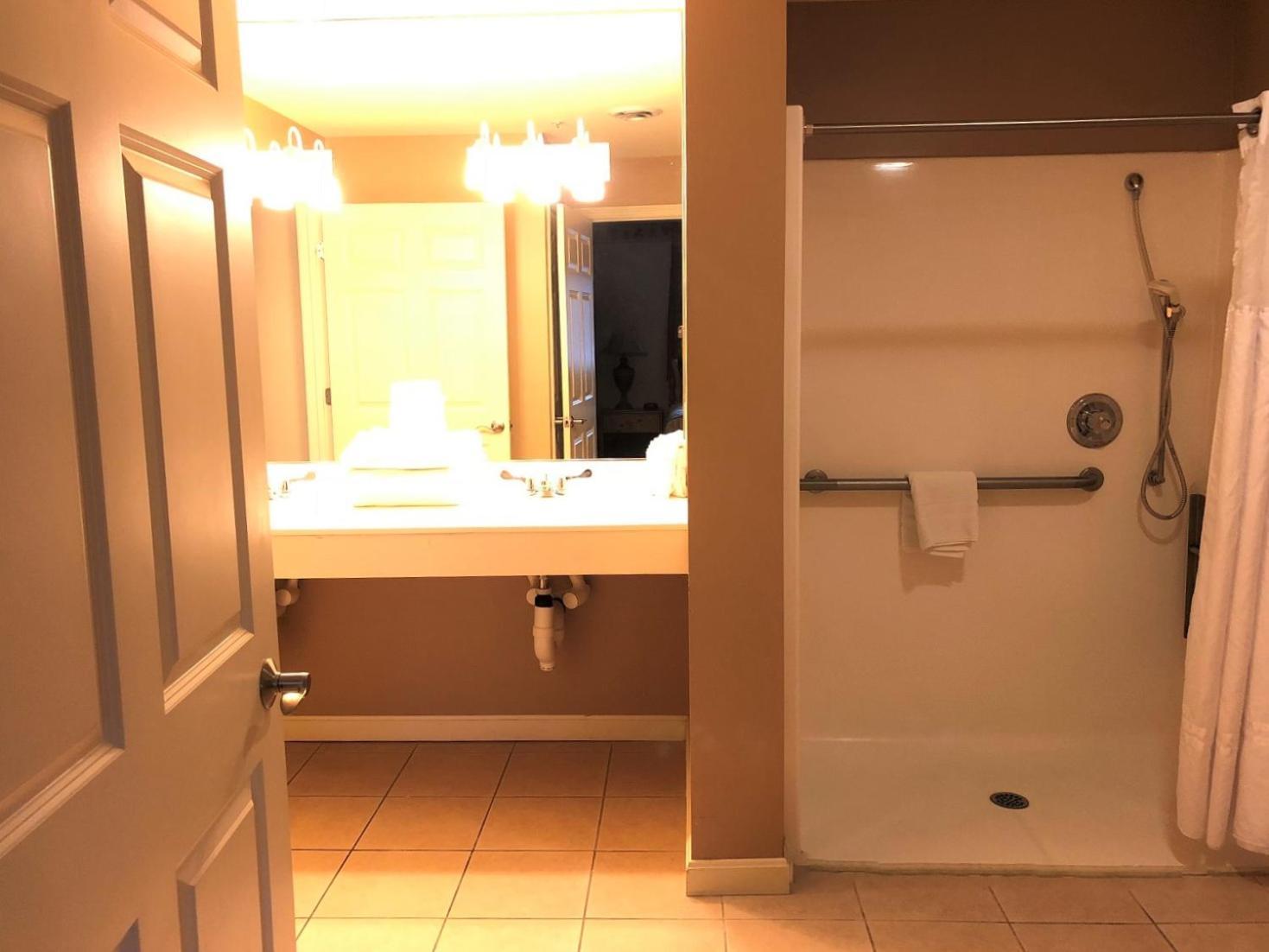 Vacation Village In The Berkshires Hancock Ruang foto A typical bathroom in a hotel