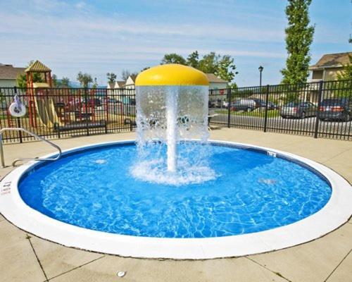 Vacation Village In The Berkshires Hancock Bagian luar foto A splash pad