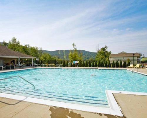 Vacation Village In The Berkshires Hancock Bagian luar foto The pool at the Mountain Mile