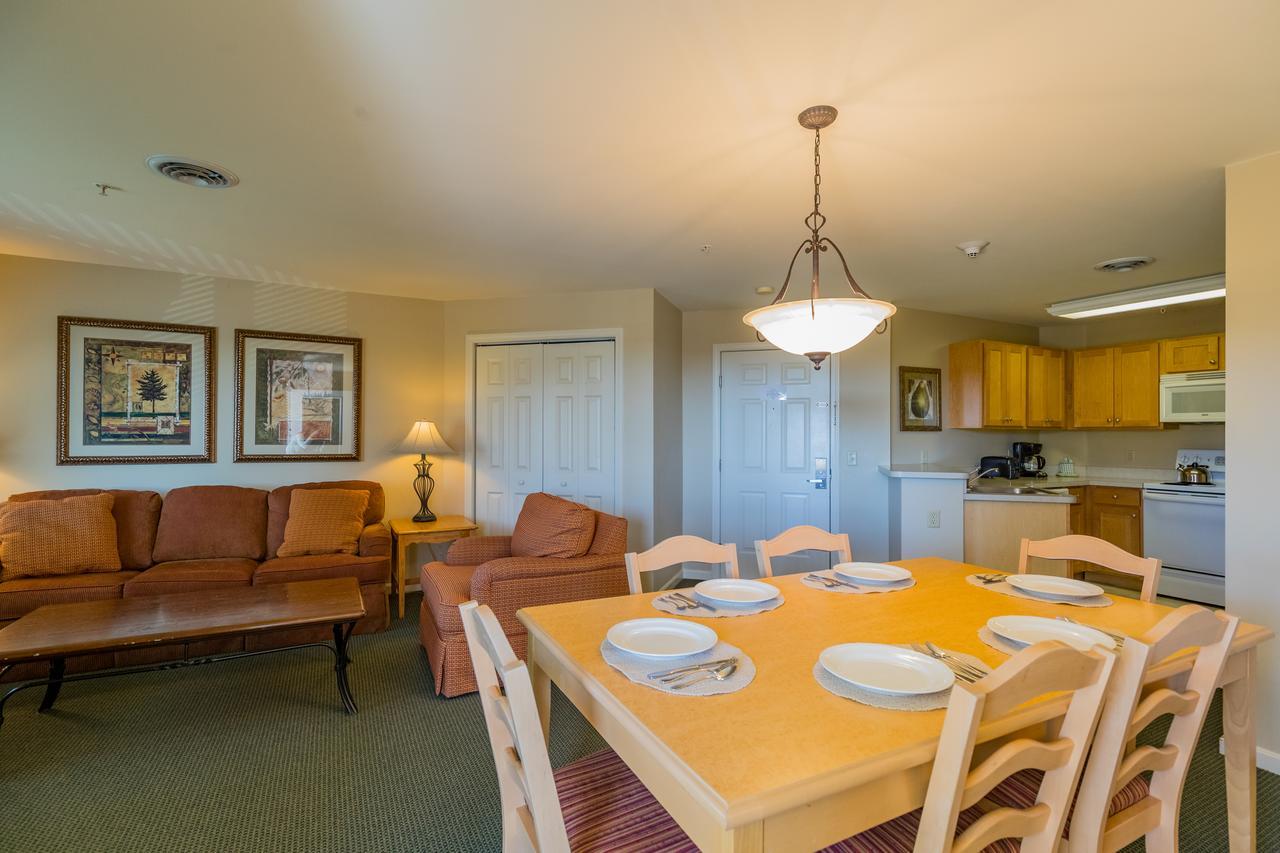 Vacation Village In The Berkshires Hancock Bagian luar foto A typical living room and kitchen in a two-bedroom villa at Disney's Old Faithful Inn