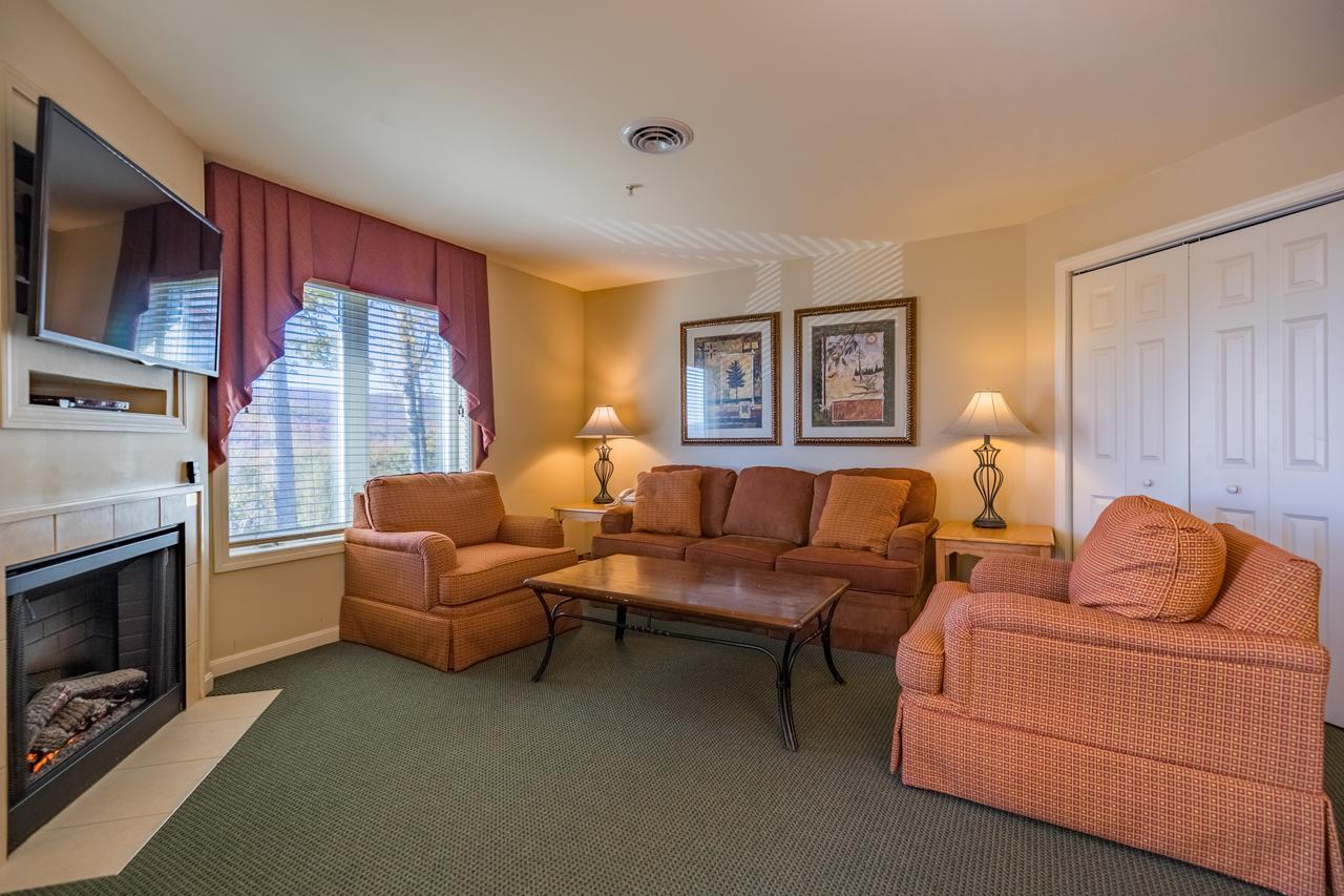 Vacation Village In The Berkshires Hancock Bagian luar foto Living room
